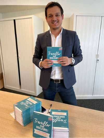 Photo Yannick avec livre
