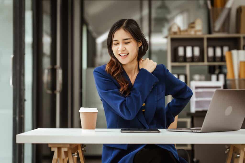 Young,Woman,And,Other,Asian,Individuals,In,Formal,Suits,Work